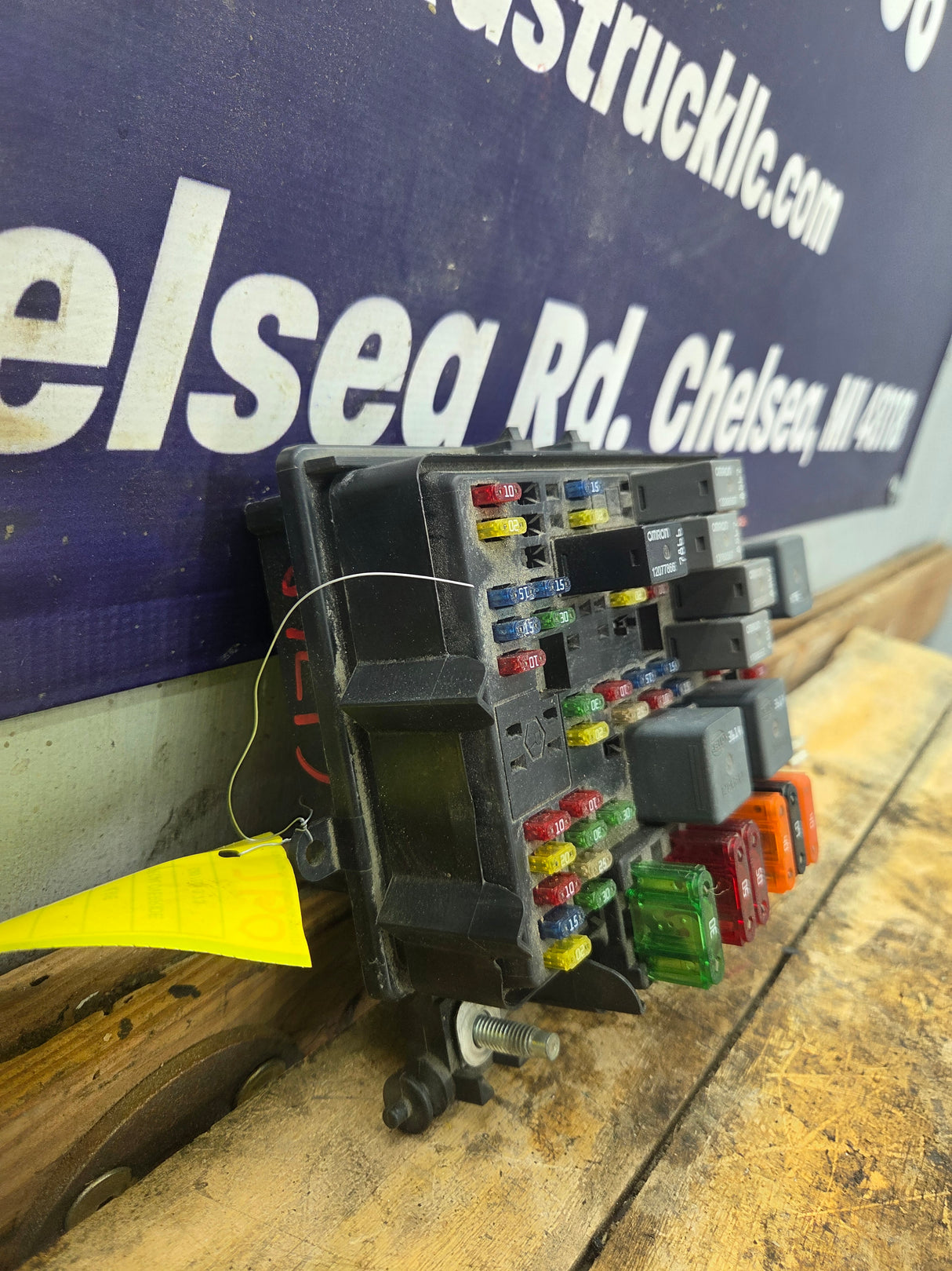 1999-2002 Chevrolet Silverado / GMC Sierra 1500 Engine Bay Fuse Box