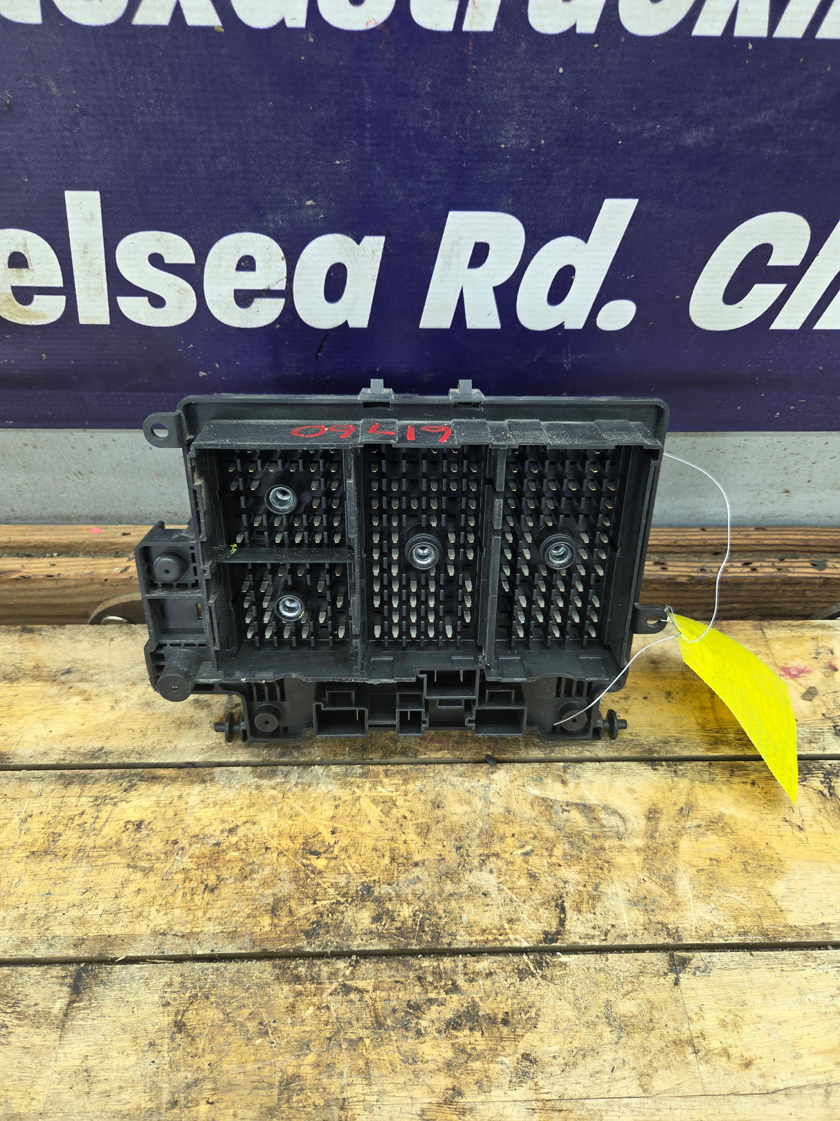 1999-2002 Chevrolet Silverado / GMC Sierra 1500 Engine Bay Fuse Box
