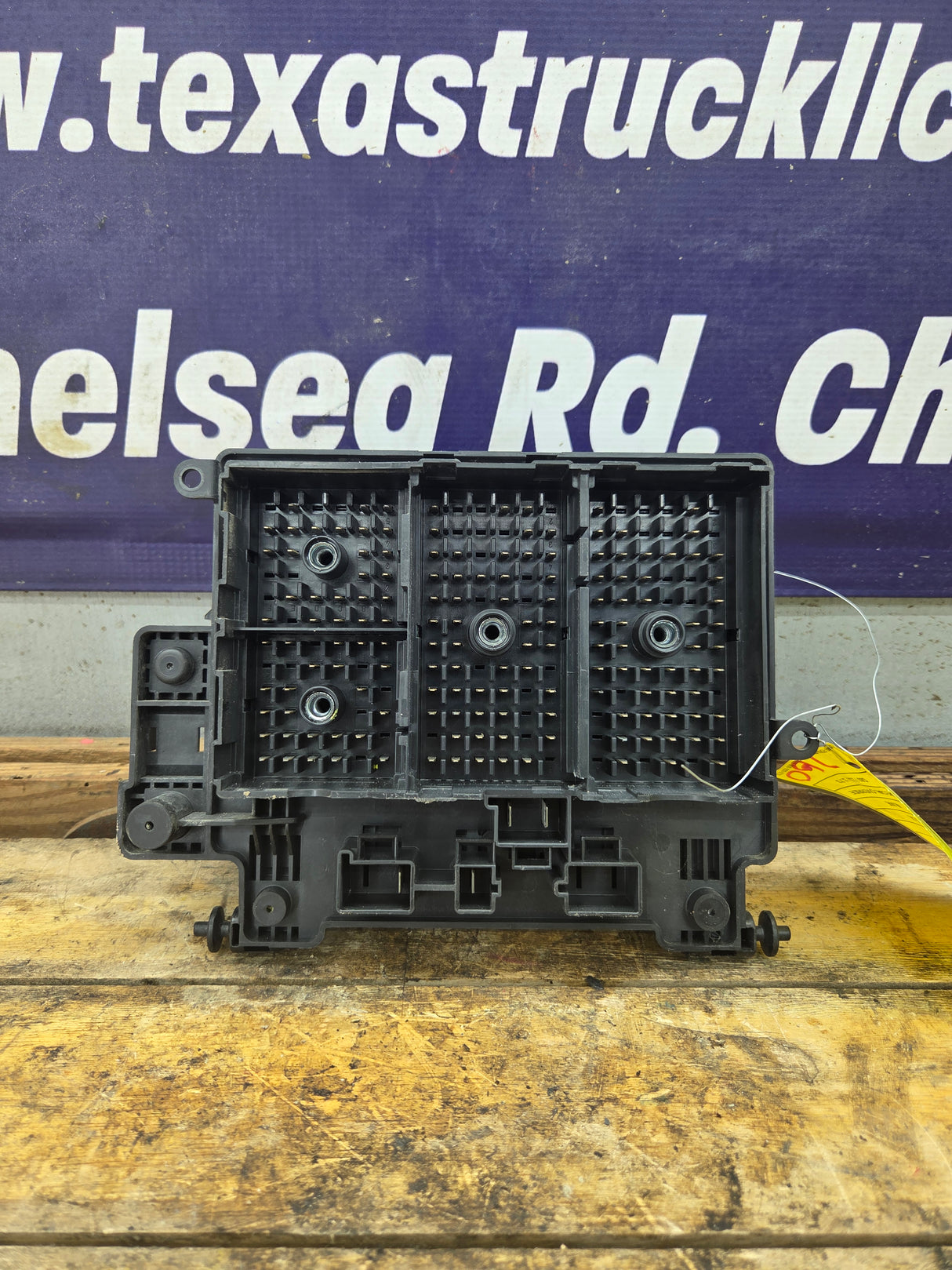 1999-2002 Chevrolet Silverado / GMC Sierra 1500 Engine Bay Fuse Box