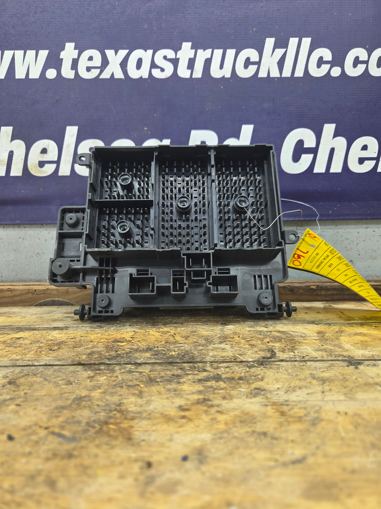 1999-2002 Chevrolet Silverado / GMC Sierra 1500 Engine Bay Fuse Box