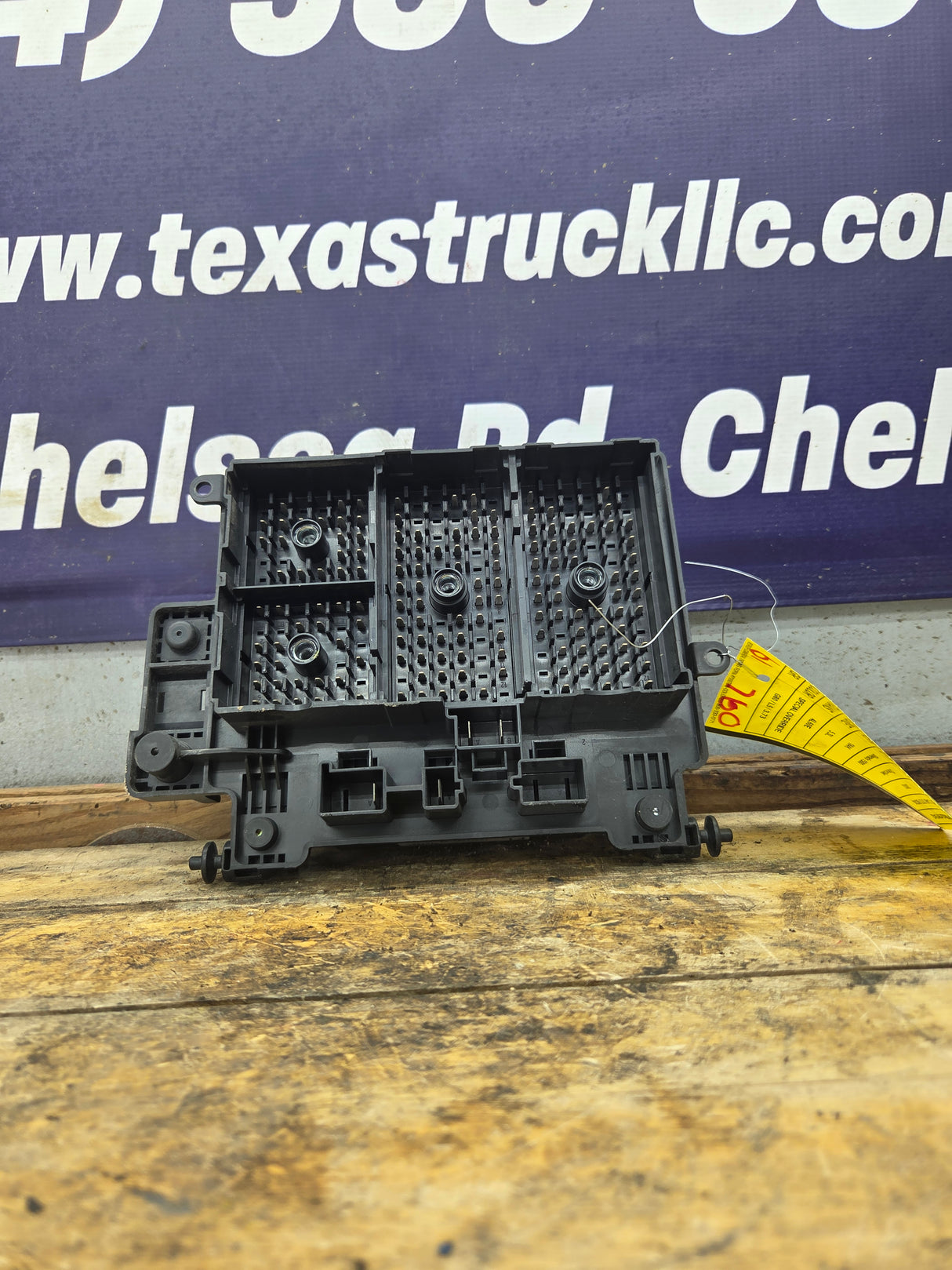 1999-2002 Chevrolet Silverado / GMC Sierra 1500 Engine Bay Fuse Box