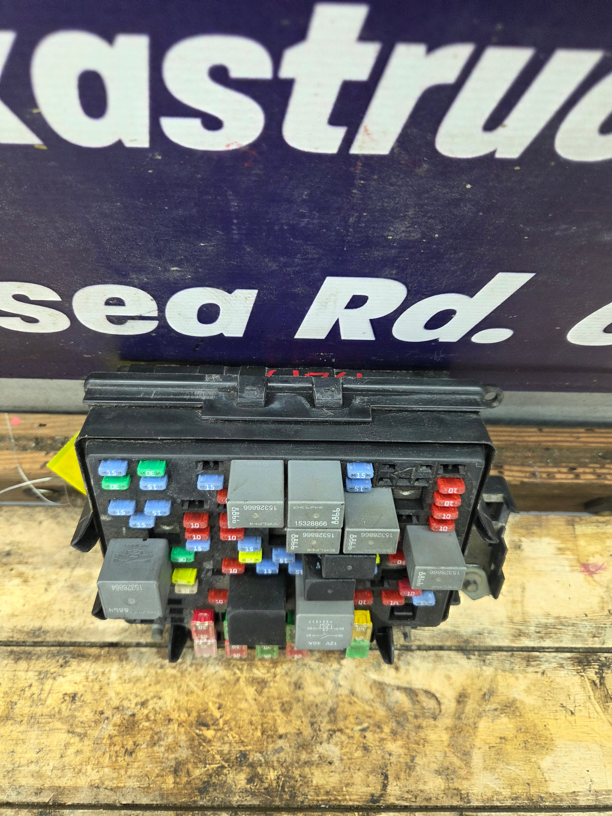 2003-2005 Chevrolet Silverado / GMC Sierra 1500 250 3500 Engine Bay Fuse Box - 15201928