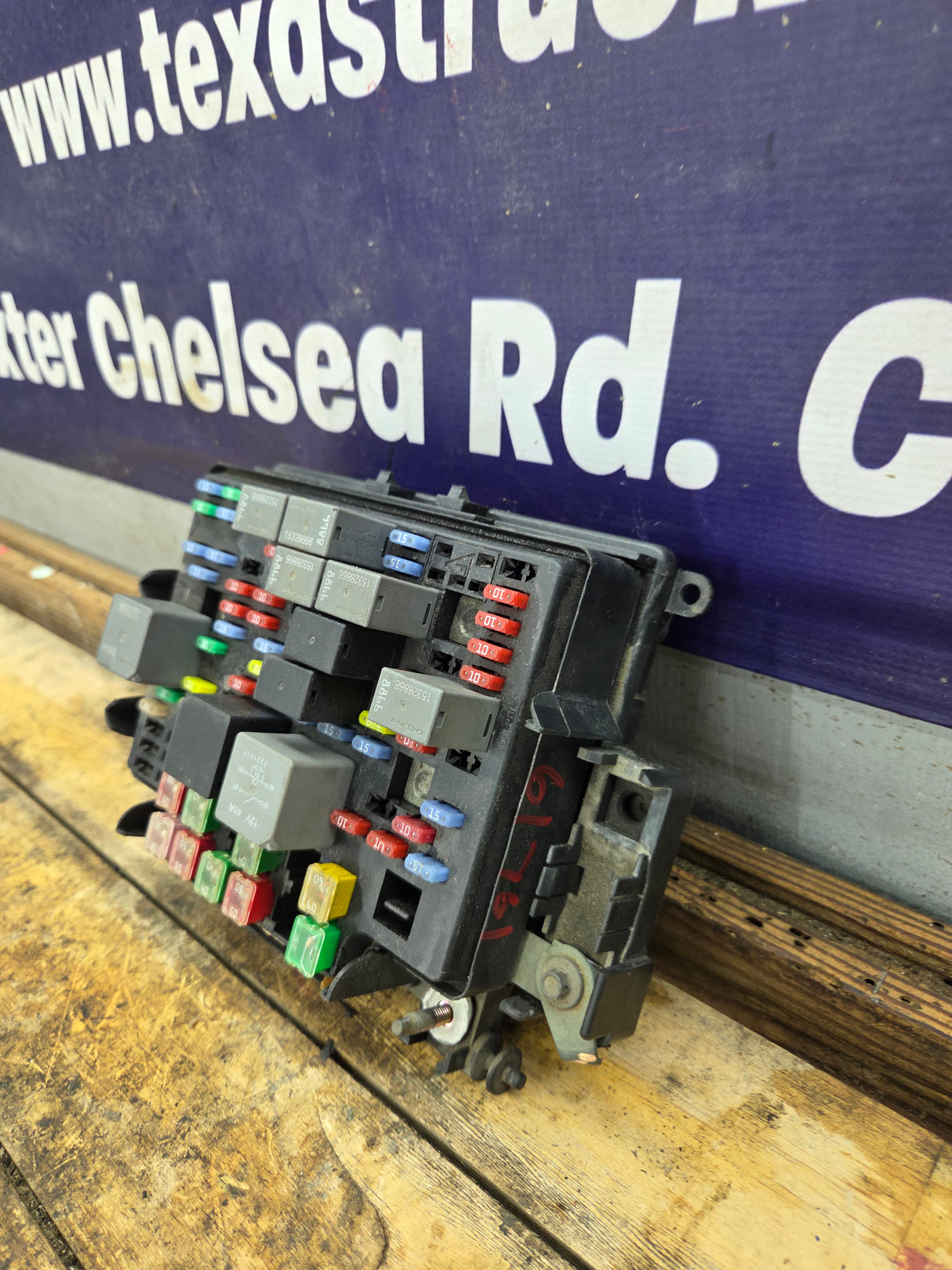 2003-2005 Chevrolet Silverado / GMC Sierra 1500 250 3500 Engine Bay Fuse Box - 15201928