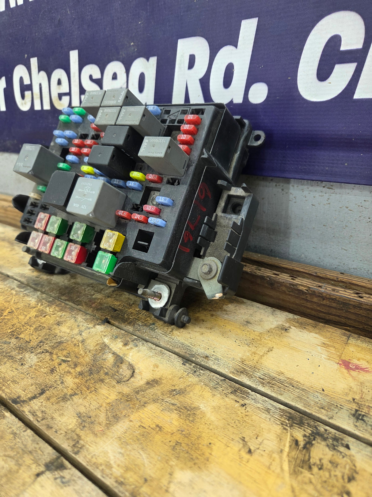 2003-2005 Chevrolet Silverado / GMC Sierra 1500 250 3500 Engine Bay Fuse Box - 15201928