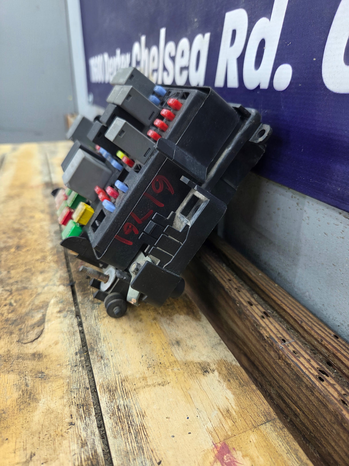2003-2005 Chevrolet Silverado / GMC Sierra 1500 250 3500 Engine Bay Fuse Box - 15201928