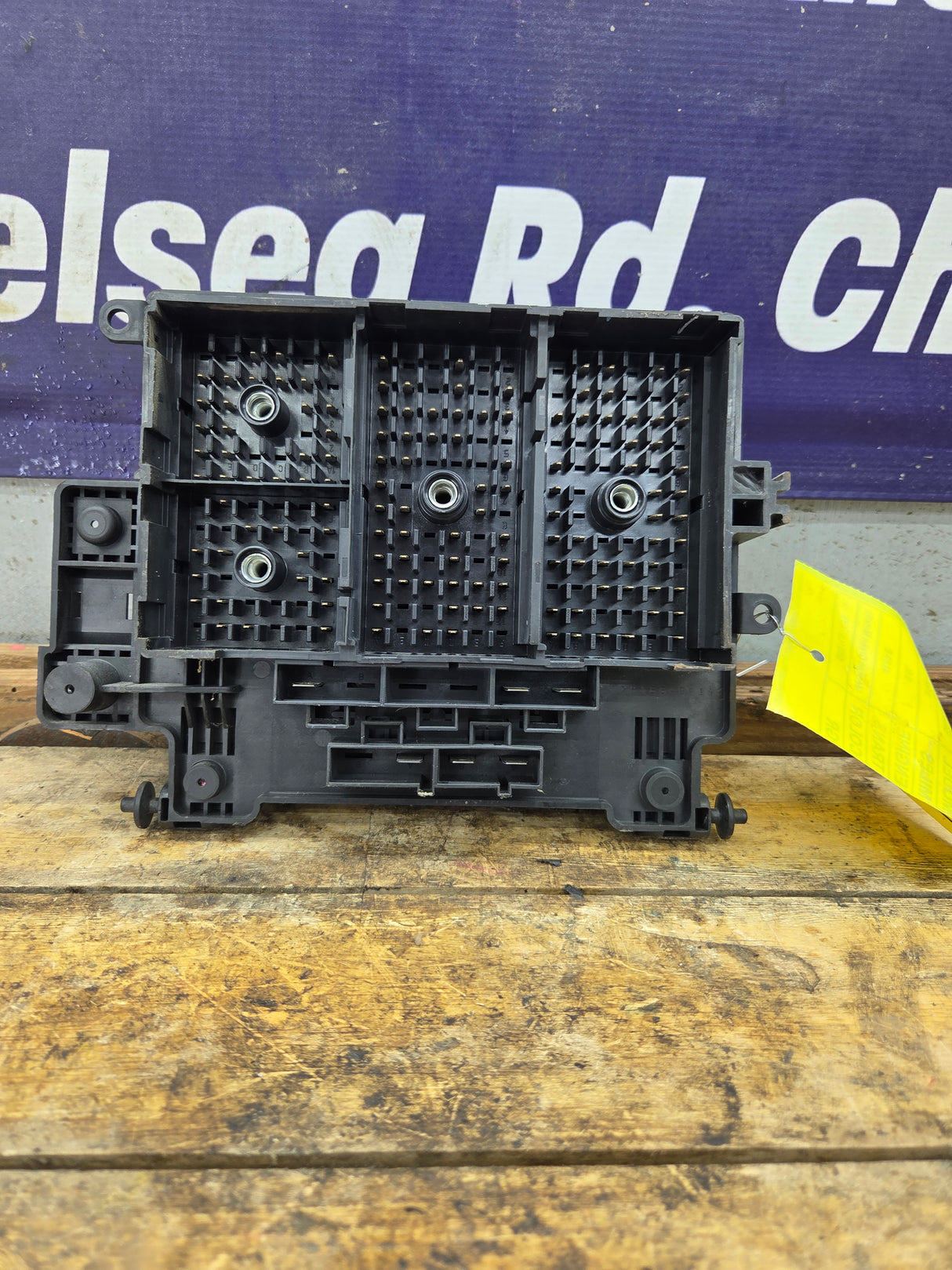 2003-2005 Chevrolet Silverado / GMC Sierra 1500 250 3500 Engine Bay Fuse Box - 15201928