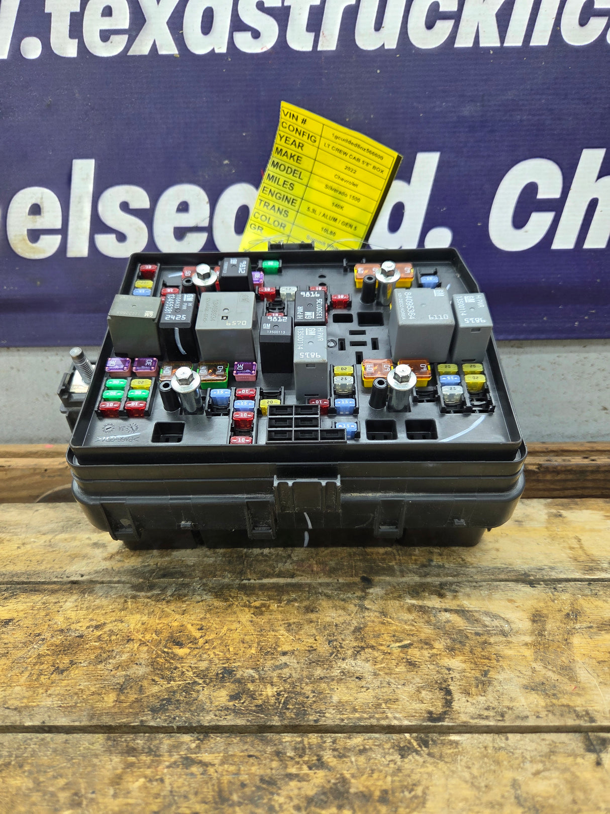 2022-2023 Chevrolet Silverado 1500 Engine Bay Fuse Box - 85561330