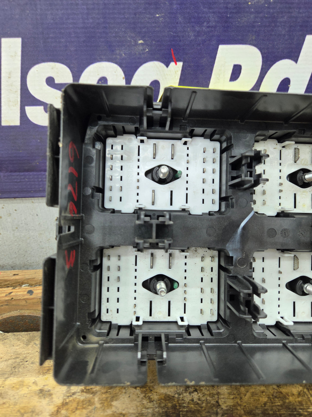 2022-2023 Chevrolet Silverado 1500 Engine Bay Fuse Box - 85561330
