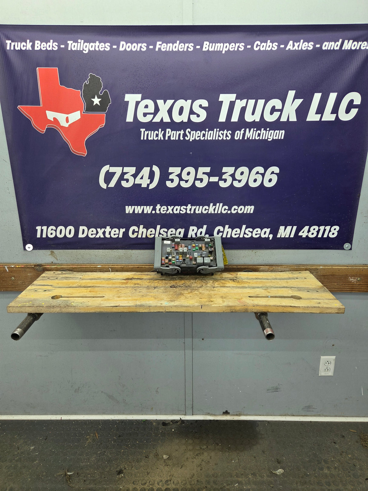 2007-2009 Chevrolet Silverado / GMC Sierra 1500 2500 3500 Engine Bay Fuse Box