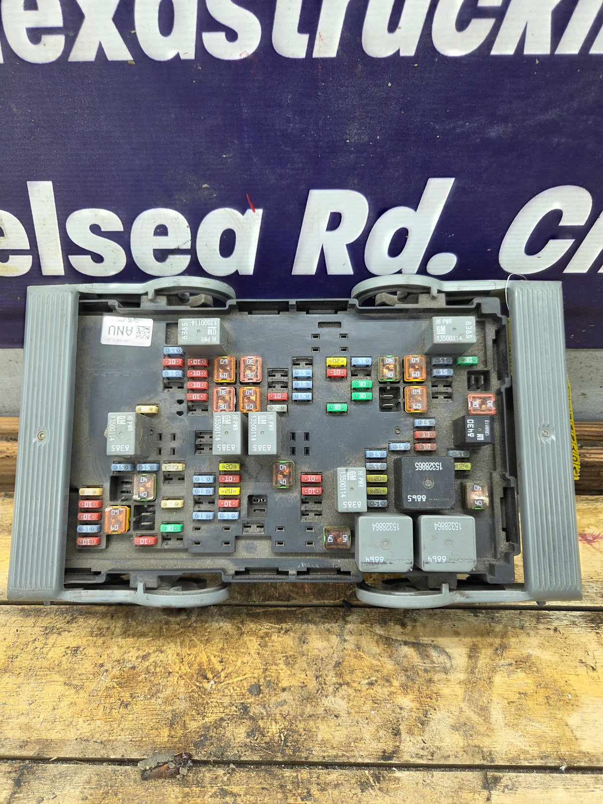 2007-2009 Chevrolet Silverado / GMC Sierra 1500 2500 3500 Engine Bay Fuse Box