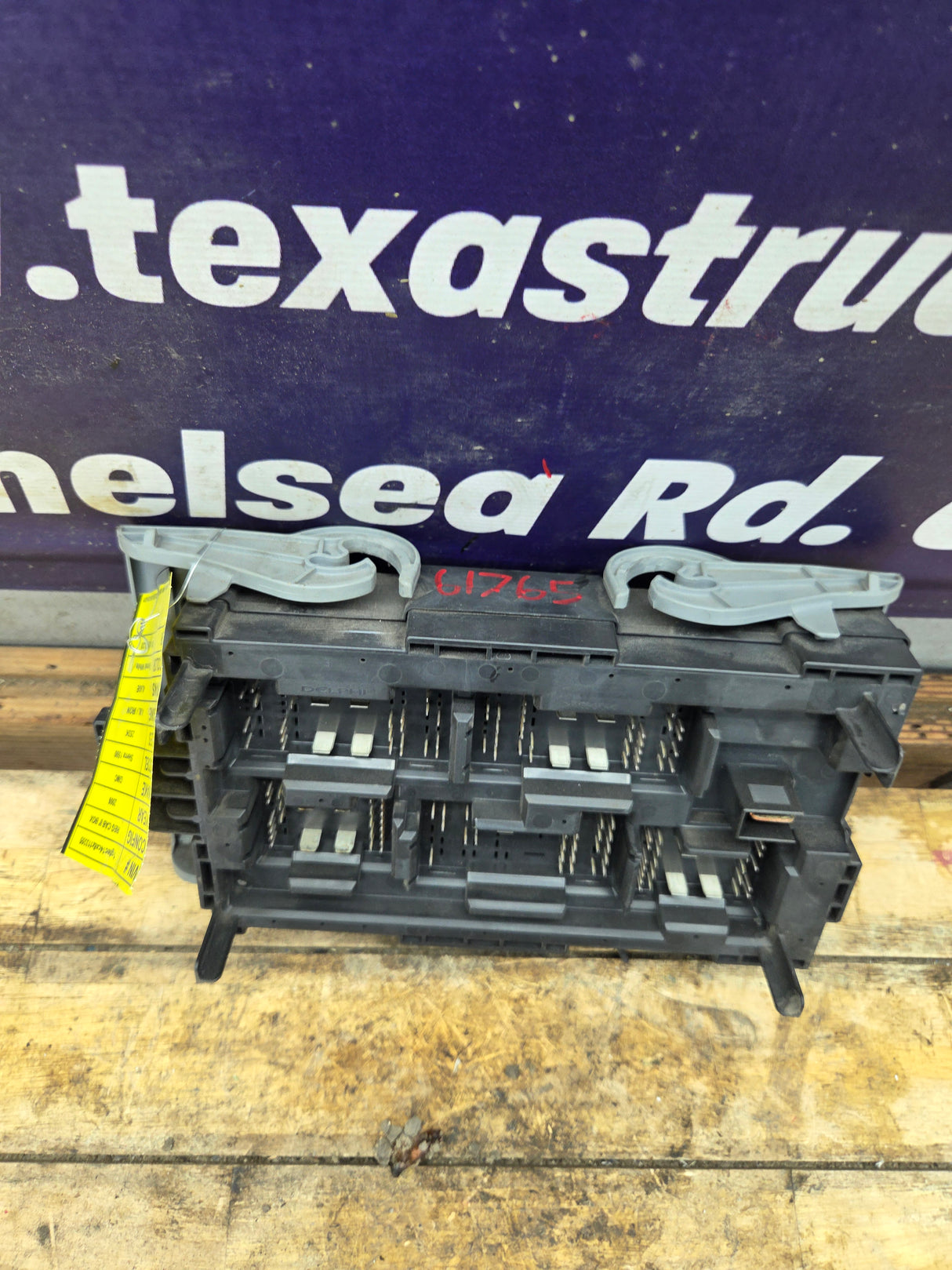 2007-2009 Chevrolet Silverado / GMC Sierra 1500 2500 3500 Engine Bay Fuse Box
