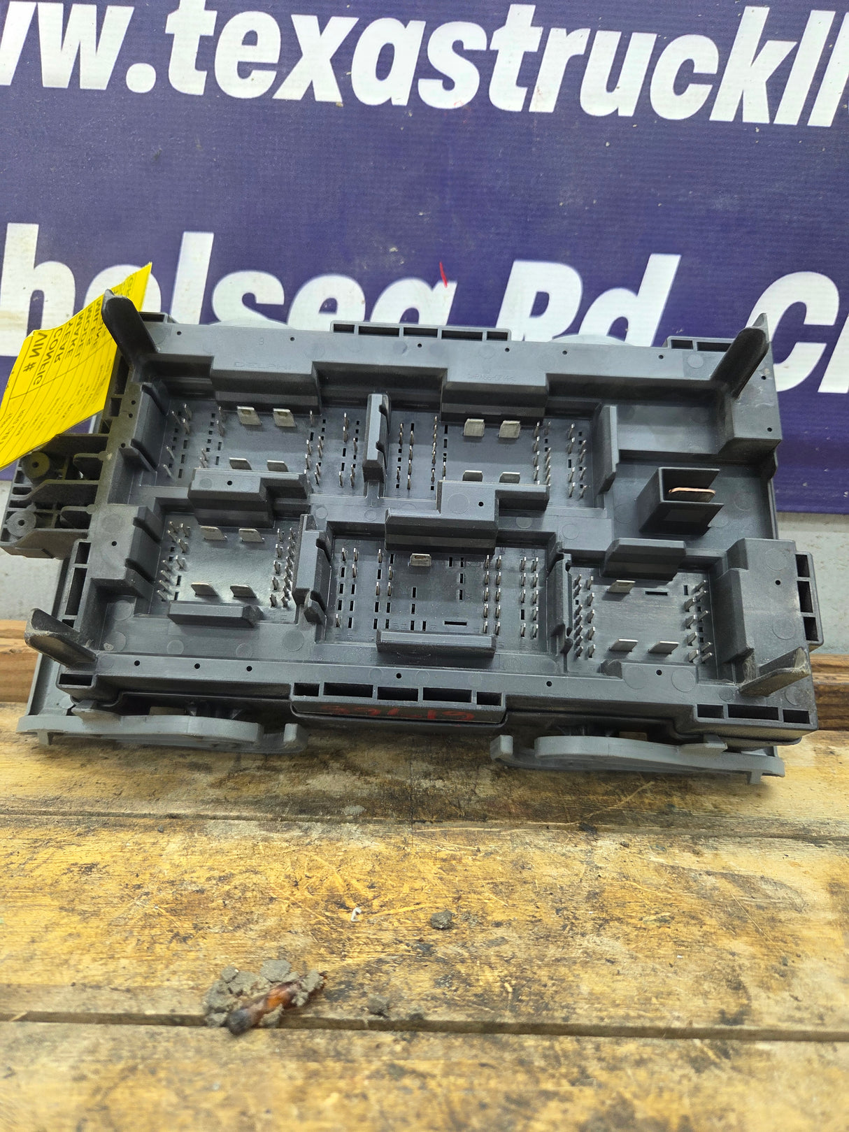 2007-2009 Chevrolet Silverado / GMC Sierra 1500 2500 3500 Engine Bay Fuse Box