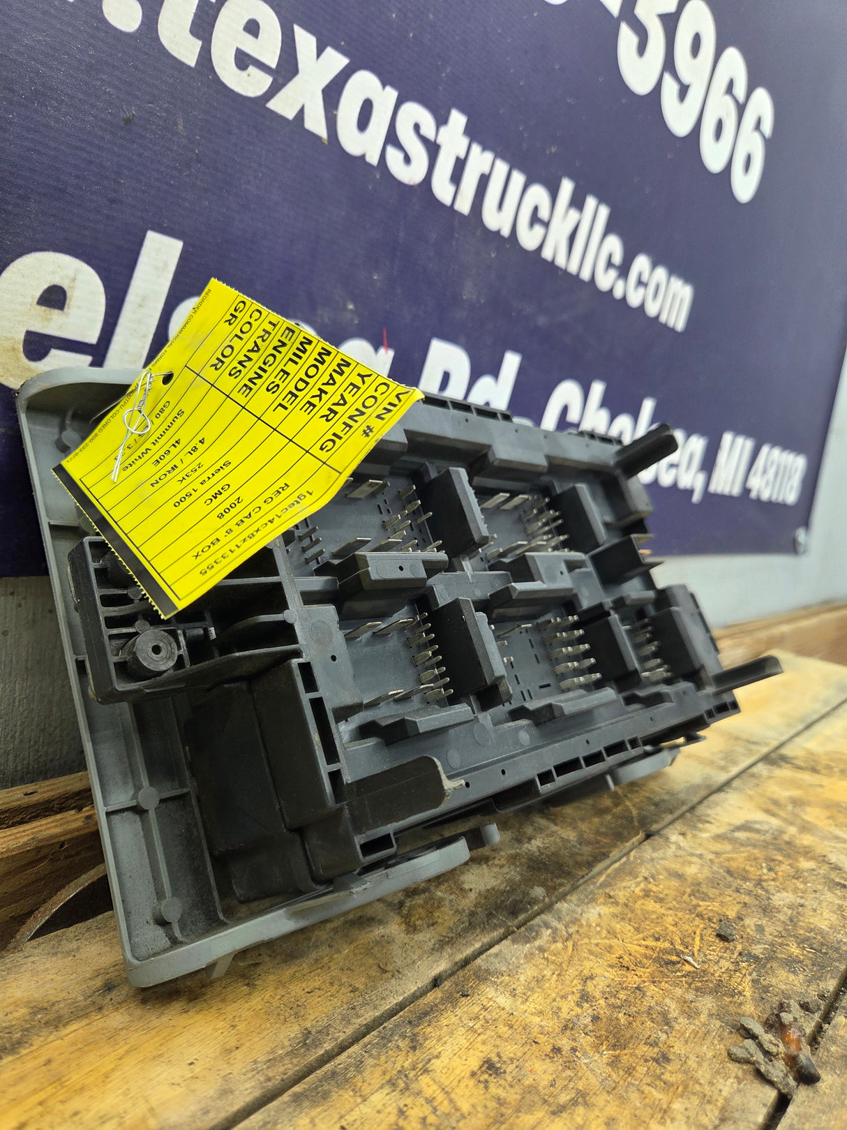 2007-2009 Chevrolet Silverado / GMC Sierra 1500 2500 3500 Engine Bay Fuse Box