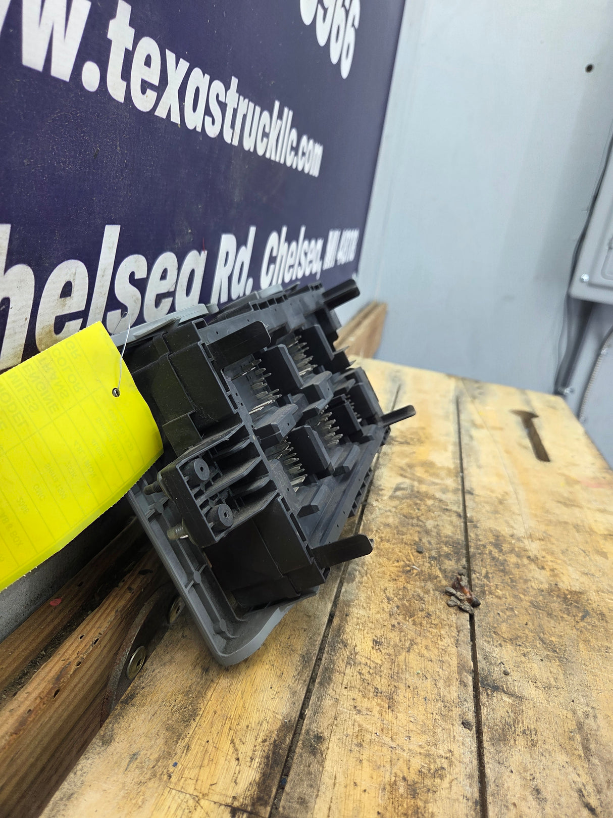 2007-2009 Chevrolet Silverado / GMC Sierra 1500 2500 3500 Engine Bay Fuse Box