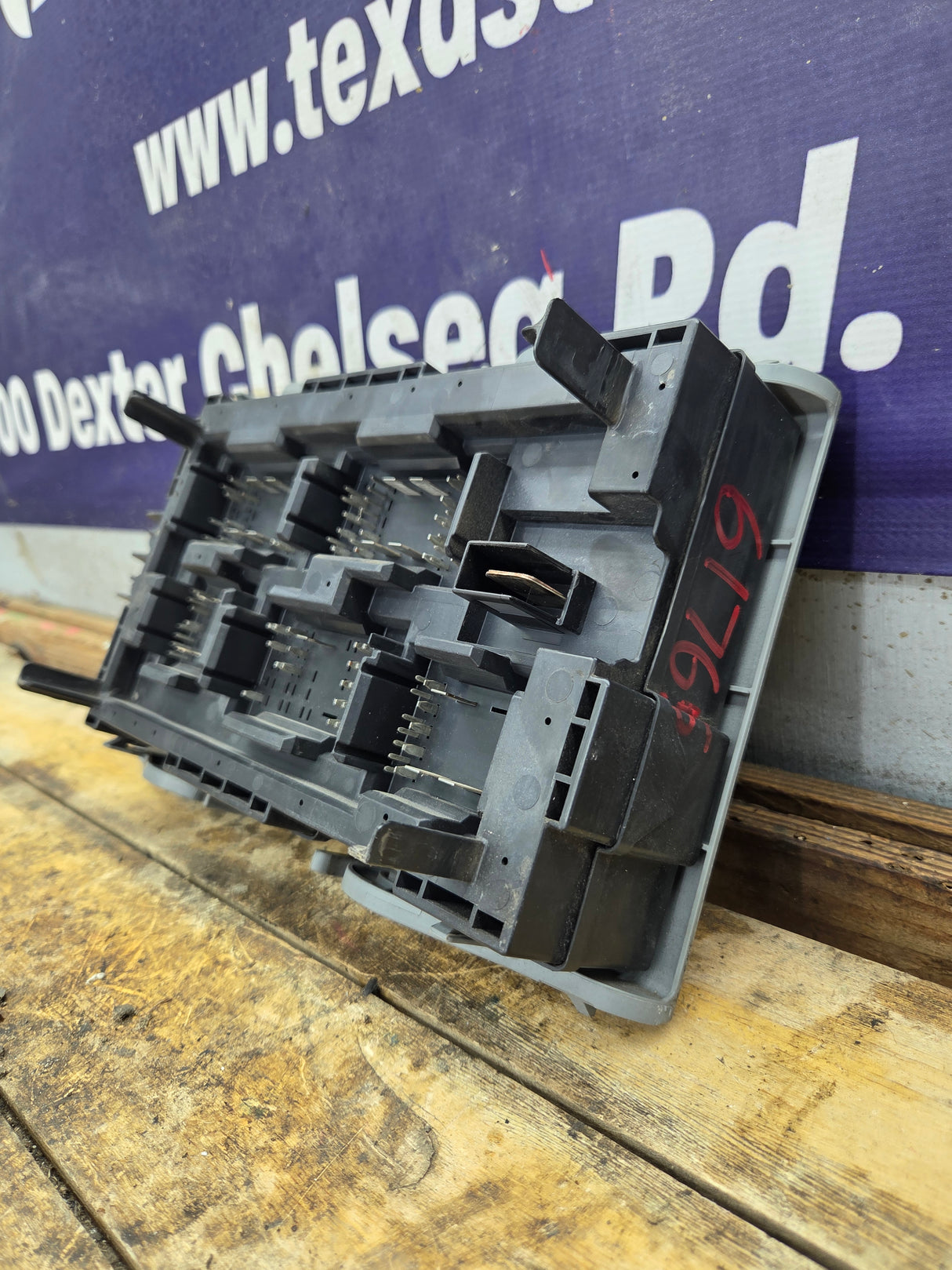 2007-2009 Chevrolet Silverado / GMC Sierra 1500 2500 3500 Engine Bay Fuse Box