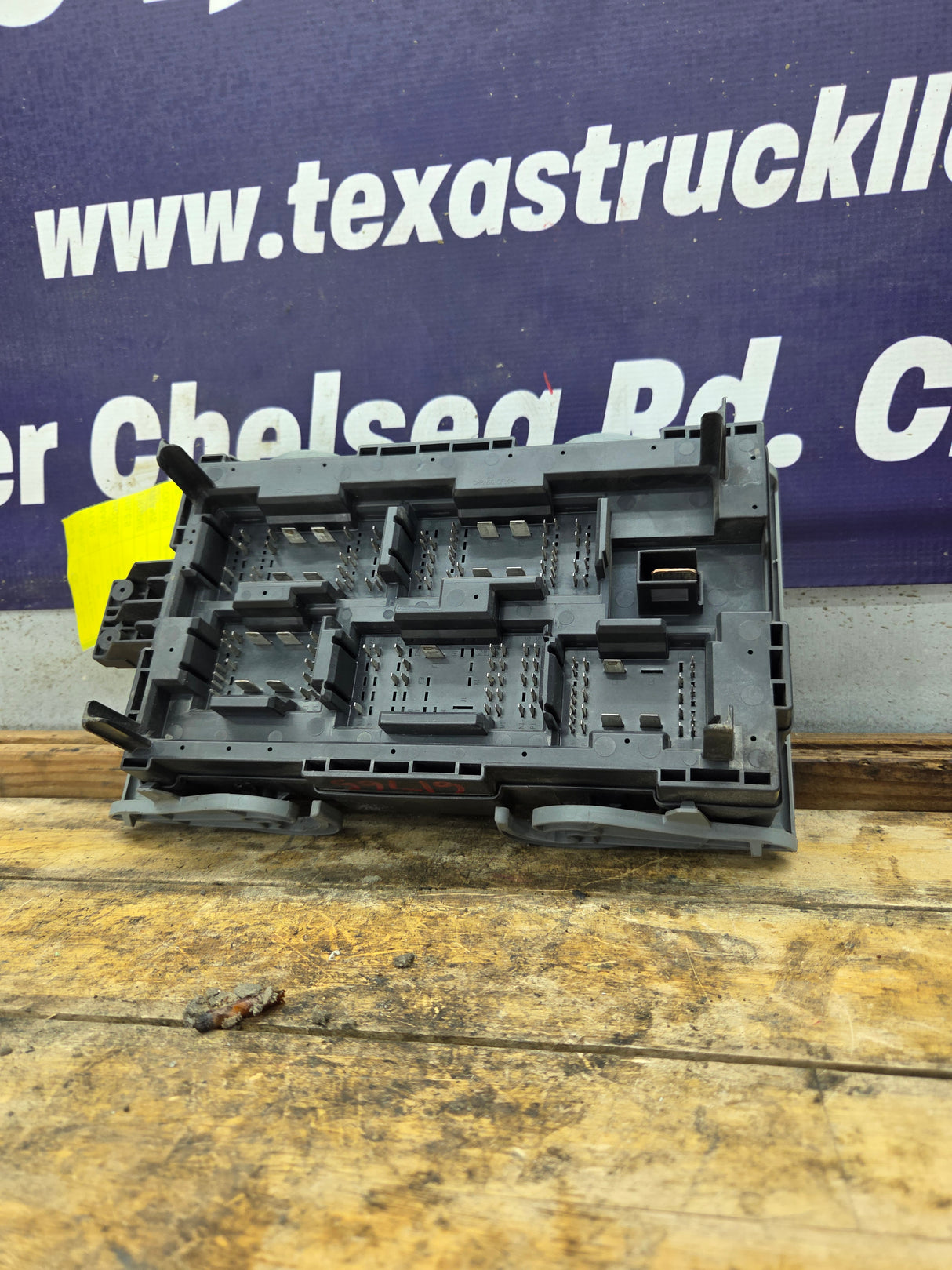 2007-2009 Chevrolet Silverado / GMC Sierra 1500 2500 3500 Engine Bay Fuse Box