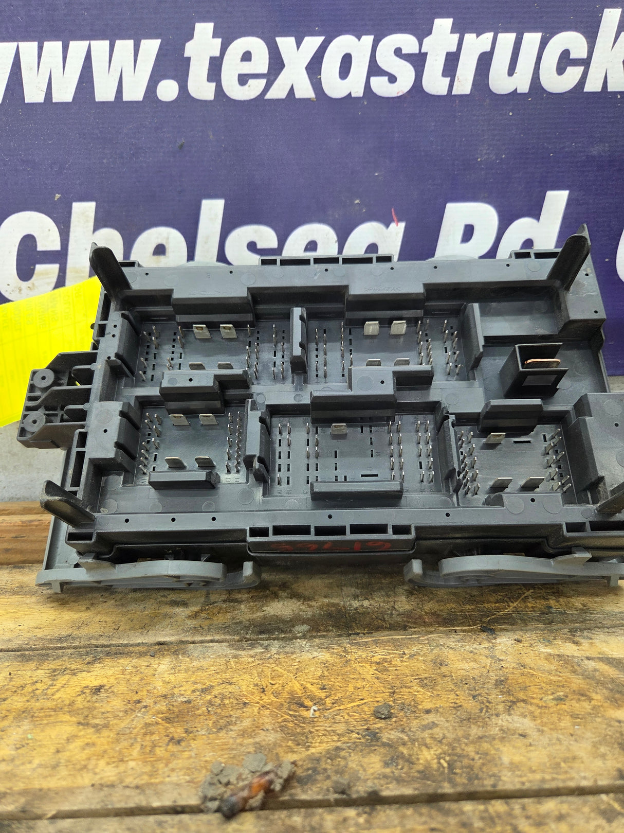 2007-2009 Chevrolet Silverado / GMC Sierra 1500 2500 3500 Engine Bay Fuse Box