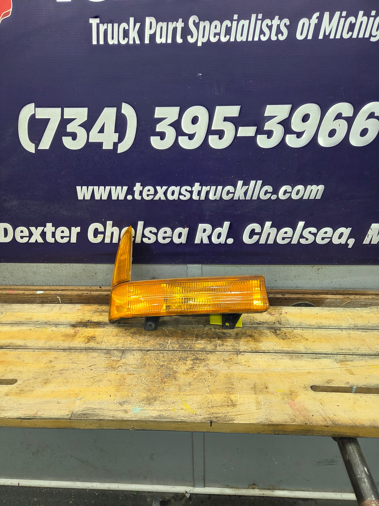 1999-2004 Ford Super Duty F250 F350 RH Passenger Side OEM Turn Signal Parking Light Assembly