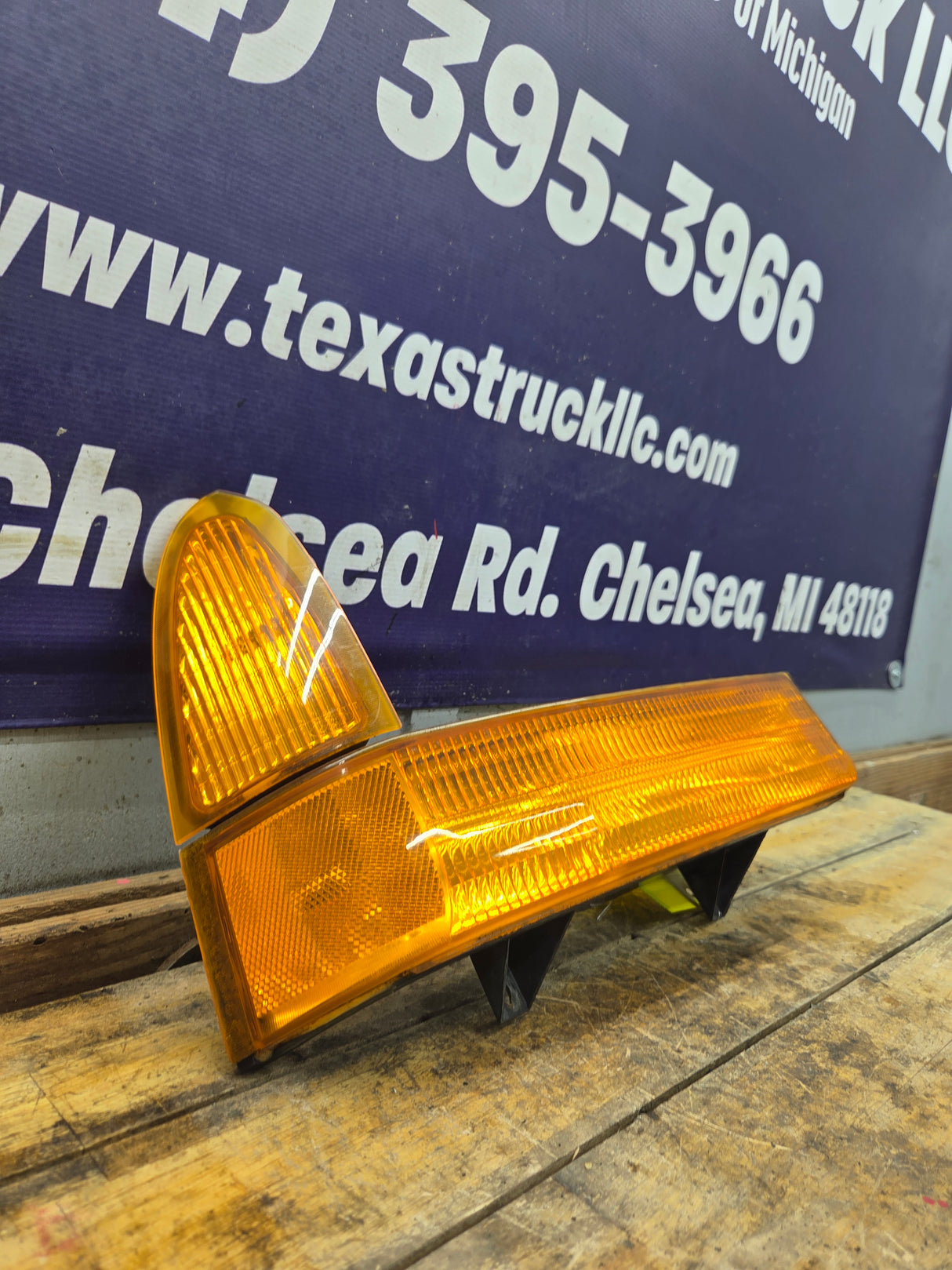 1999-2004 Ford Super Duty F250 F350 RH Passenger Side OEM Turn Signal Parking Light Assembly