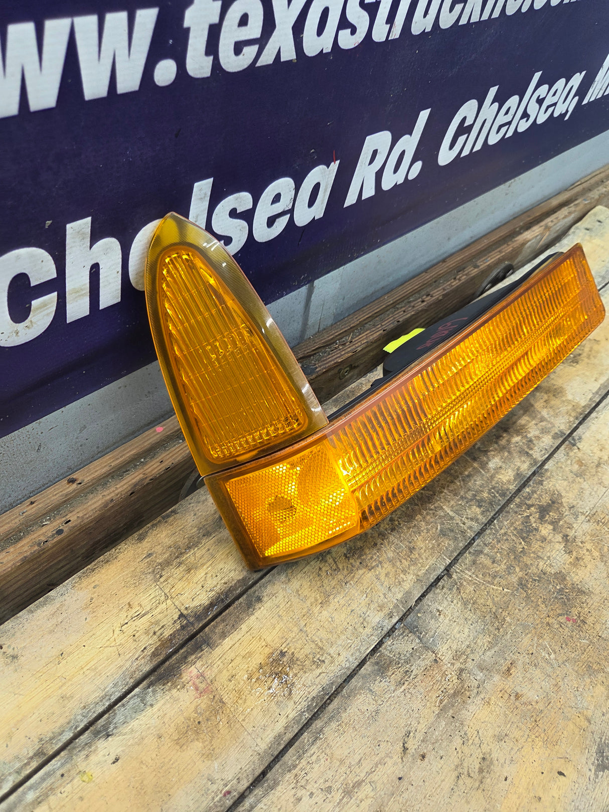 1999-2004 Ford Super Duty F250 F350 RH Passenger Side OEM Turn Signal Parking Light Assembly