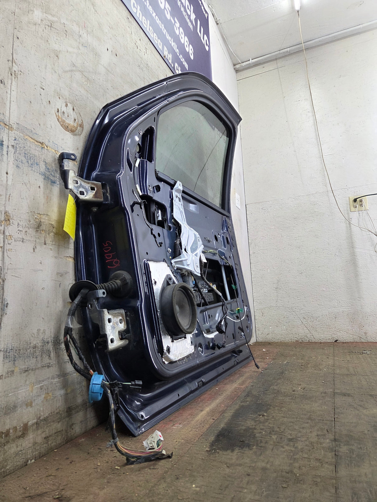 2007-2013 Chevrolet Silverado / GMC Sierra 1500 2500 3500 HD RH Front Passenger Side Door