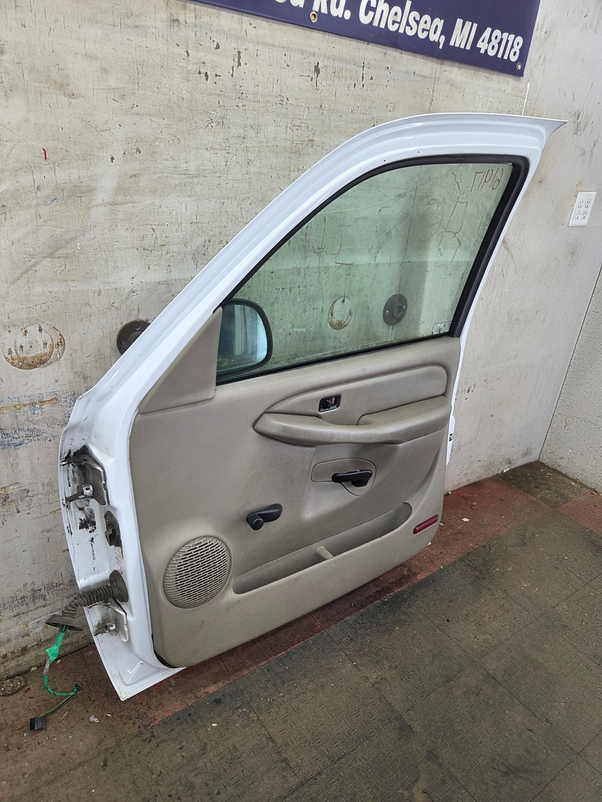 1999-2006 Chevrolet Silverado / GMC Sierra 1500 2500 3500 HD Front Passenger side Door RH