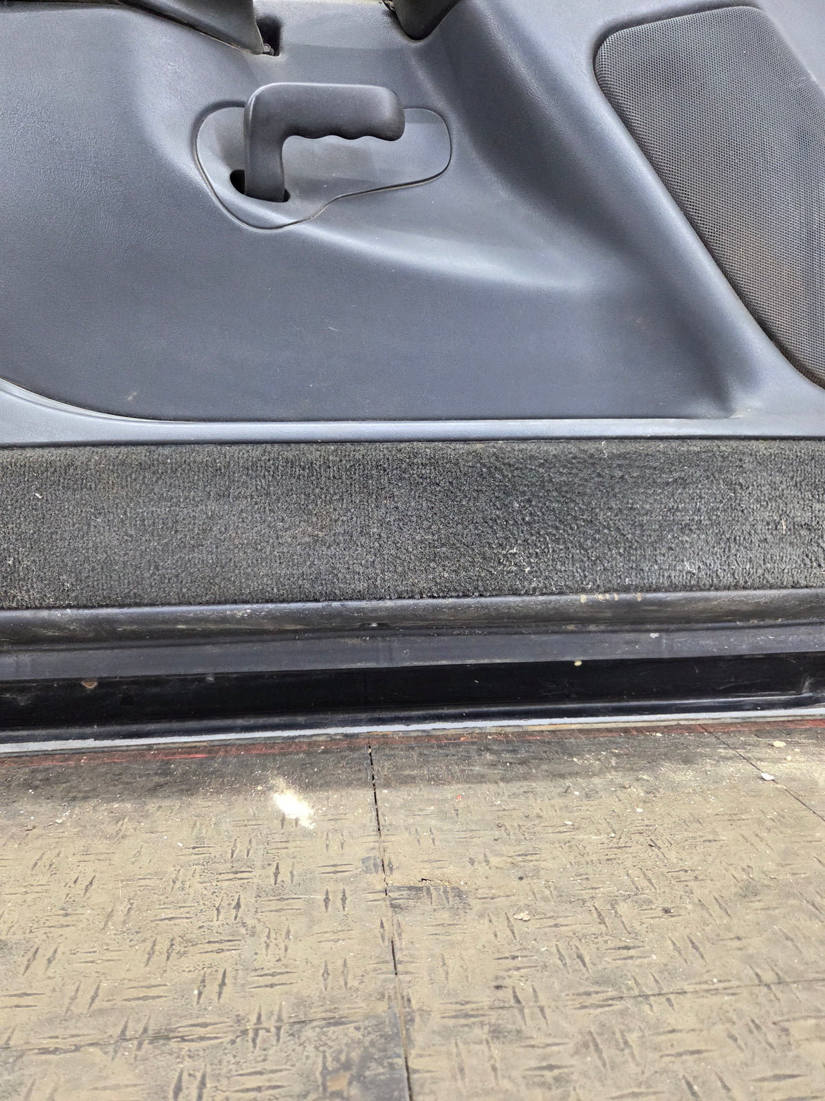 1999-2006 Chevrolet Silverado / GMC Sierra 1500 2500 3500 HD Front Driver Side Door LH