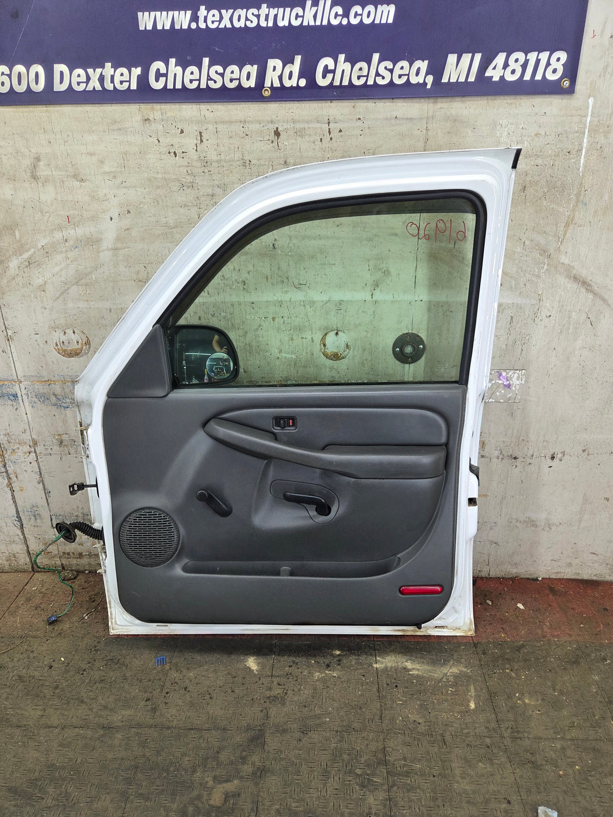 1999-2006 Chevrolet Silverado / GMC Sierra 1500 2500 3500 HD Front Passenger side Door RH