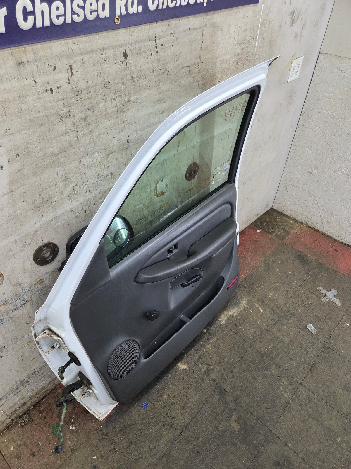 1999-2006 Chevrolet Silverado / GMC Sierra 1500 2500 3500 HD Front Passenger side Door RH