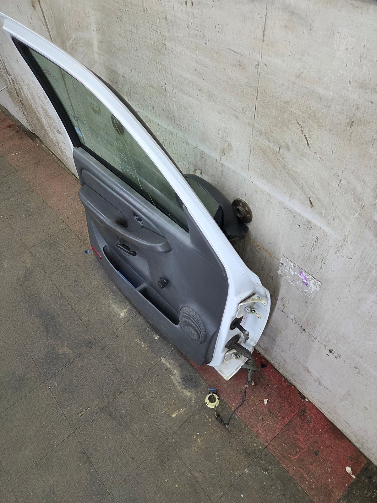 1999-2006 Chevrolet Silverado / GMC Sierra 1500 2500 3500 HD Front Driver Side Door LH