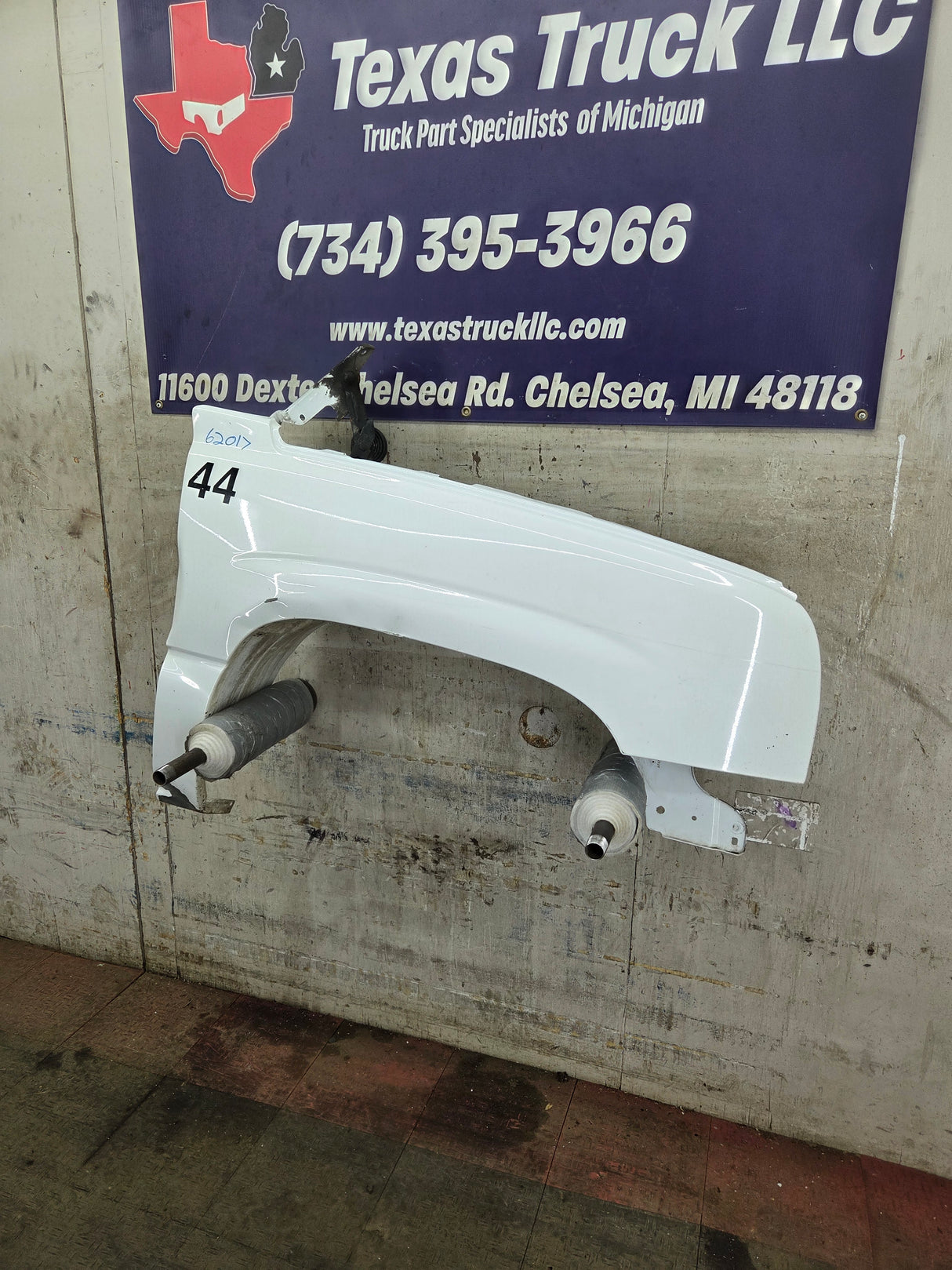 2003-2007 Chevrolet Silverado / Tahoe / Suburban 1500 2500 3500 HD RH Passenger Side "Cateye" Front Fender - Summit White