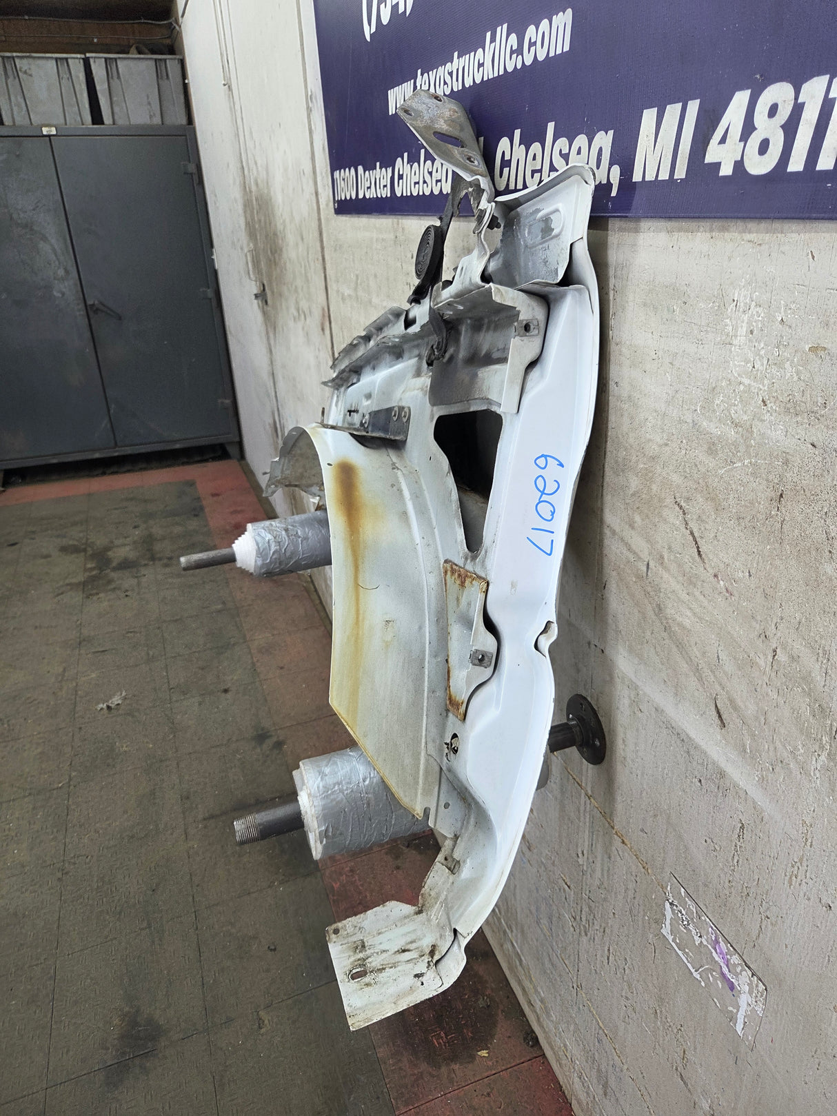 2003-2007 Chevrolet Silverado / Tahoe / Suburban 1500 2500 3500 HD RH Passenger Side "Cateye" Front Fender - Summit White