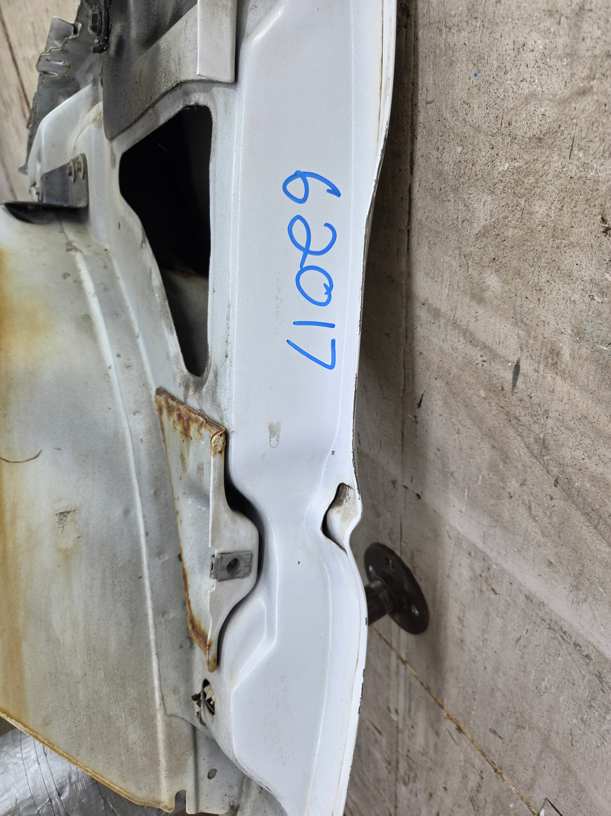 2003-2007 Chevrolet Silverado / Tahoe / Suburban 1500 2500 3500 HD RH Passenger Side "Cateye" Front Fender - Summit White