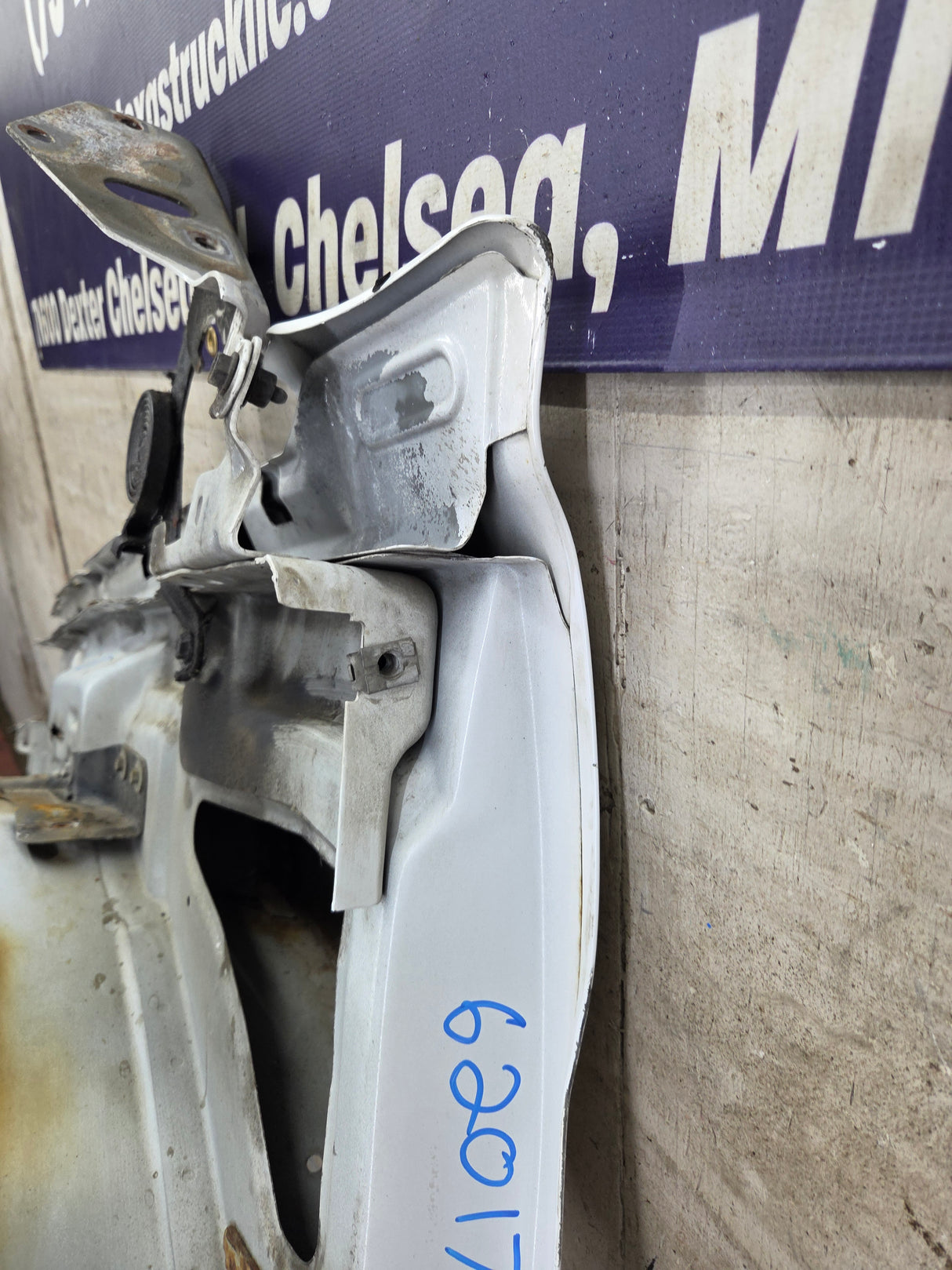 2003-2007 Chevrolet Silverado / Tahoe / Suburban 1500 2500 3500 HD RH Passenger Side "Cateye" Front Fender - Summit White
