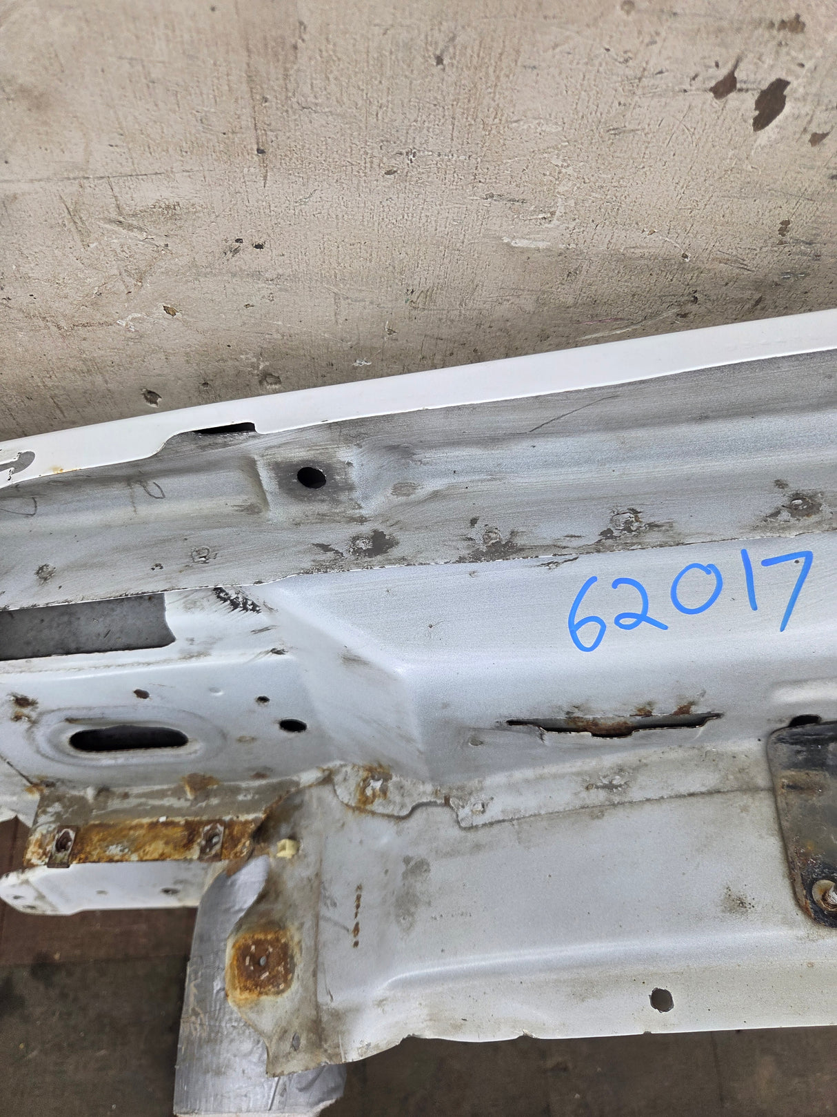 2003-2007 Chevrolet Silverado / Tahoe / Suburban 1500 2500 3500 HD RH Passenger Side "Cateye" Front Fender - Summit White