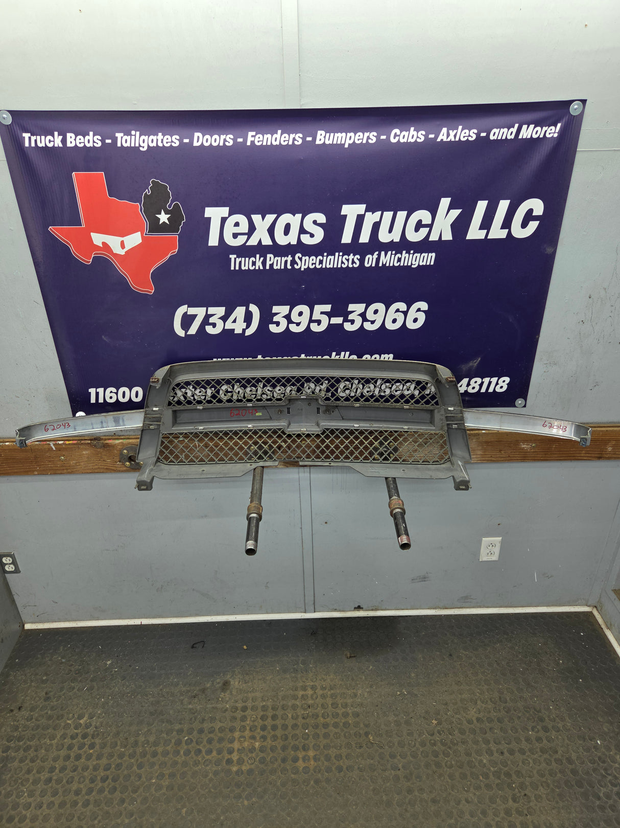 2003-2006 Chevrolet Silverado 1500 2500 3500 'Cateye' HD Grill OEM - Chrome