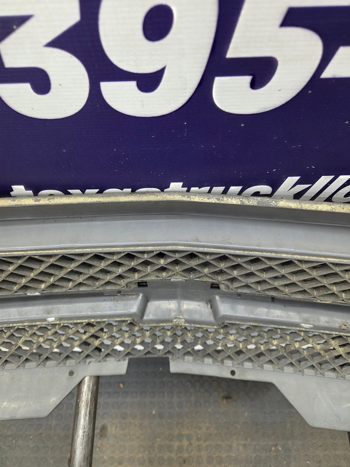 2003-2006 Chevrolet Silverado 1500 2500 3500 'Cateye' HD Grill OEM - Chrome