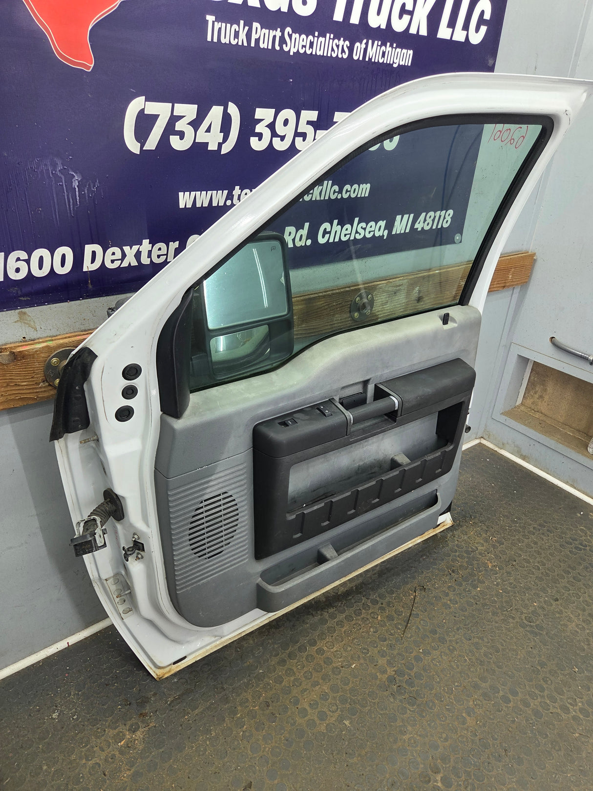 2012-2016 Ford Super Duty RH Passenger Side Front Door F250 F350 F450 F550