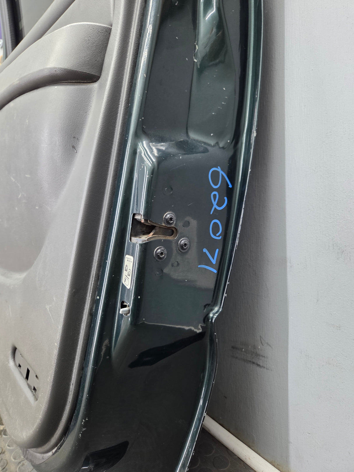 1999-2006 Chevrolet Silverado / GMC Sierra 1500 2500 3500 HD Rear Passenger side Crew Cab rear door RH