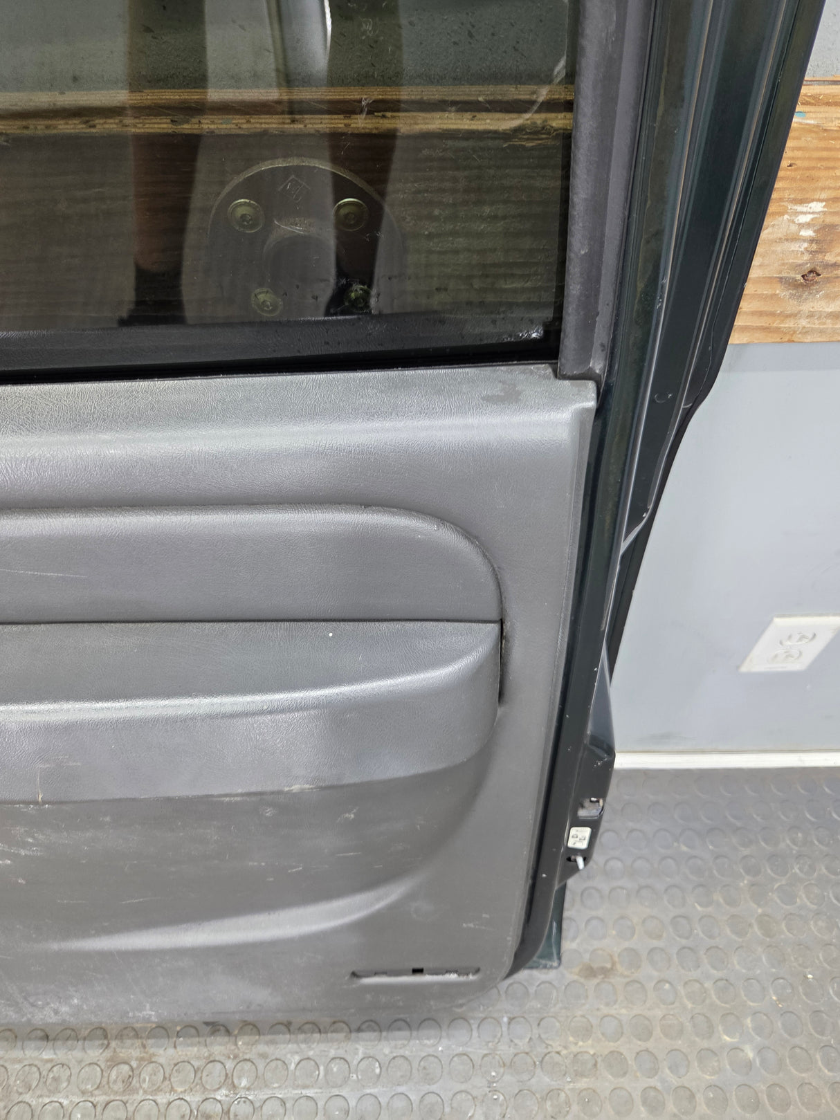 1999-2006 Chevrolet Silverado / GMC Sierra 1500 2500 3500 HD Rear Passenger side Crew Cab rear door RH