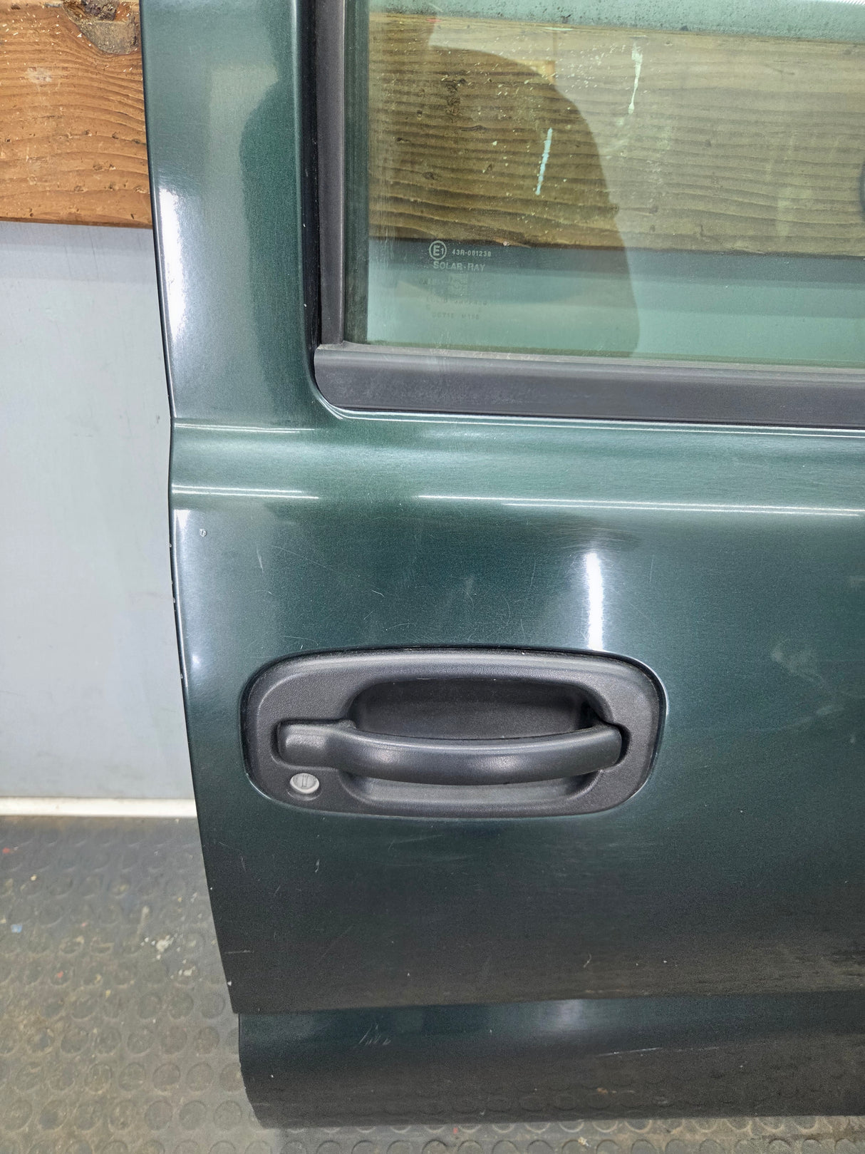 1999-2006 Chevrolet Silverado / GMC Sierra 1500 2500 3500 HD Front Passenger side Door RH
