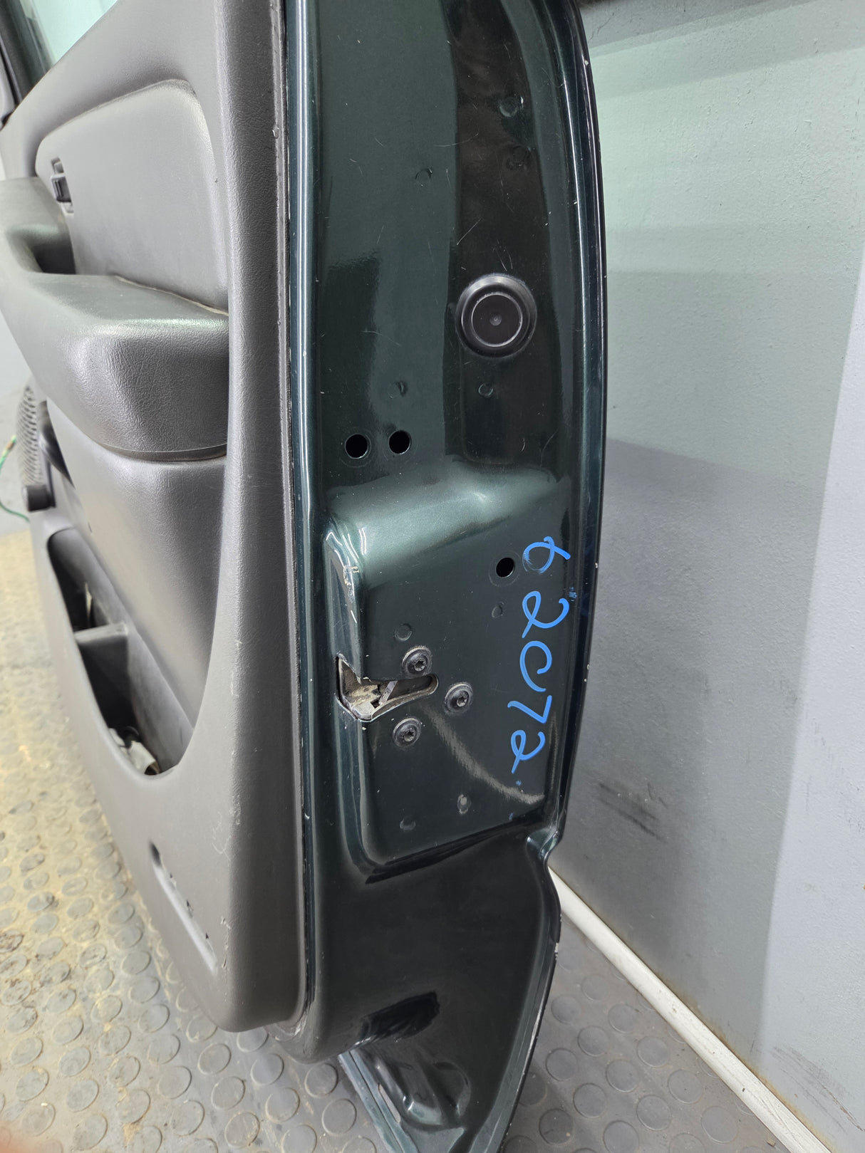 1999-2006 Chevrolet Silverado / GMC Sierra 1500 2500 3500 HD Front Passenger side Door RH