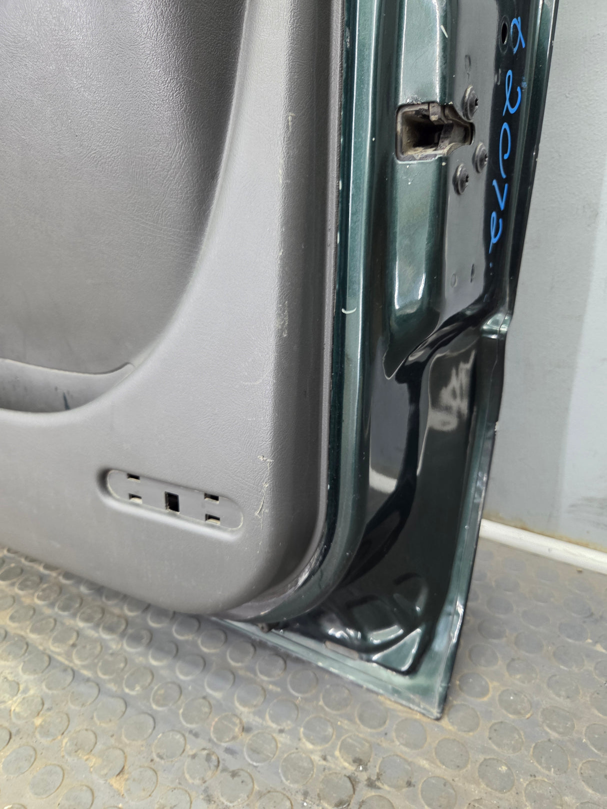 1999-2006 Chevrolet Silverado / GMC Sierra 1500 2500 3500 HD Front Passenger side Door RH