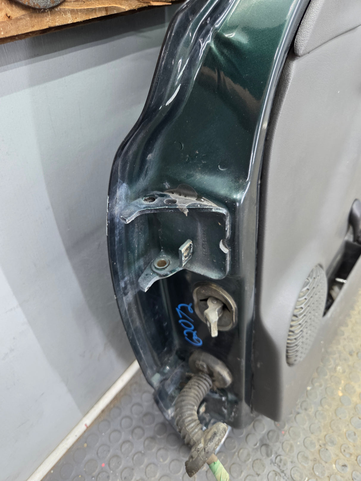 1999-2006 Chevrolet Silverado / GMC Sierra 1500 2500 3500 HD Front Passenger side Door RH