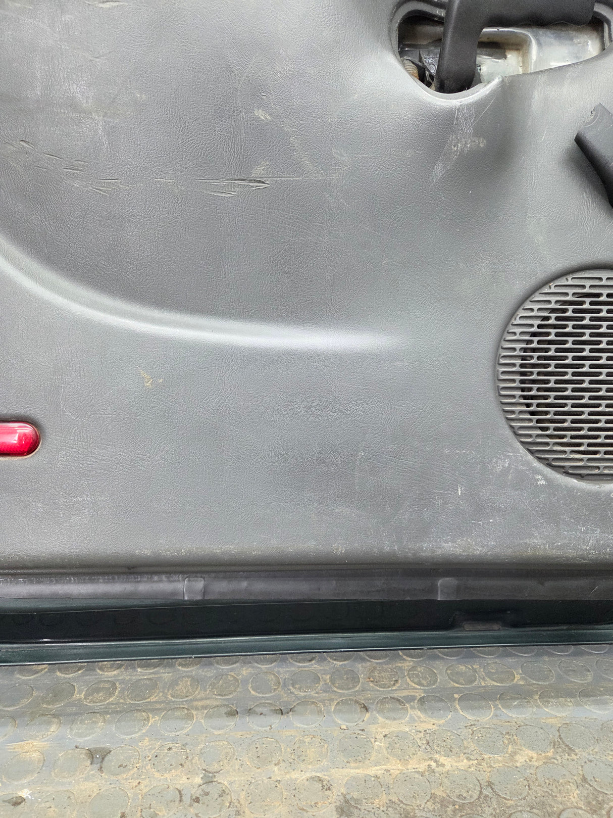 1999-2007 Chevrolet Silverado / GMC Sierra 1500 2500 3500 HD Rear Driver side LH Crew Cab rear door