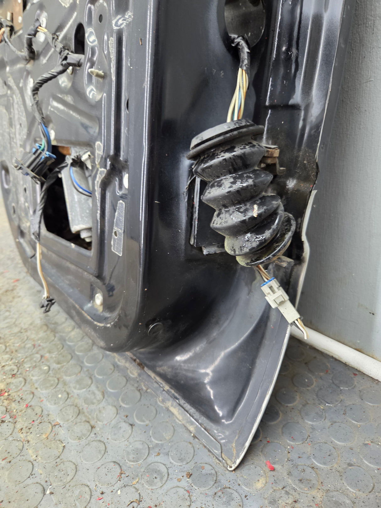 1996-1999 Chevrolet Tahoe / GMC Yukon 1500 2500HD Rear Driver side rear door LH
