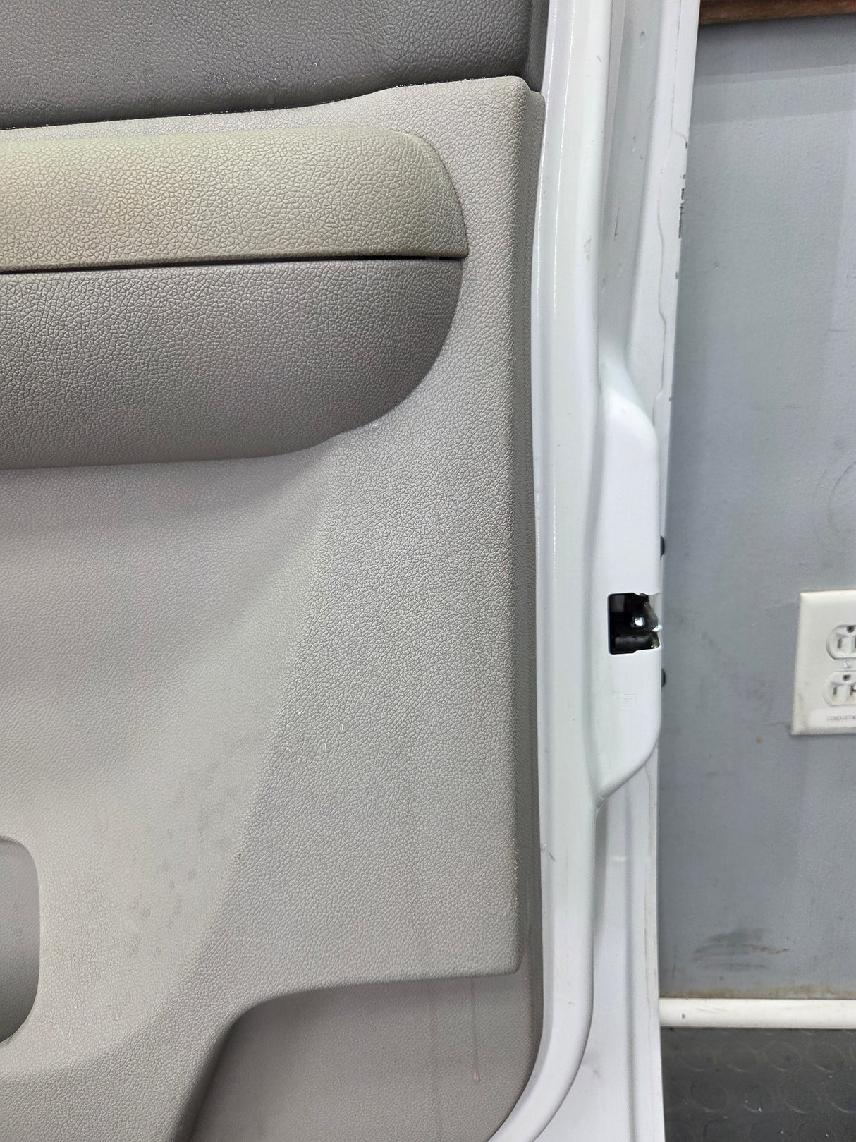 2007-2013 Chevrolet Silverado / GMC Sierra 1500 2500 3500 HD RH Front Passenger Side Door