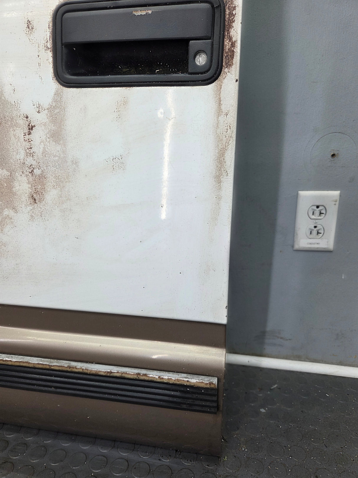 1988-2000 Chevrolet Silverado Suburban GMC Sierra LH Front Driver Side Door