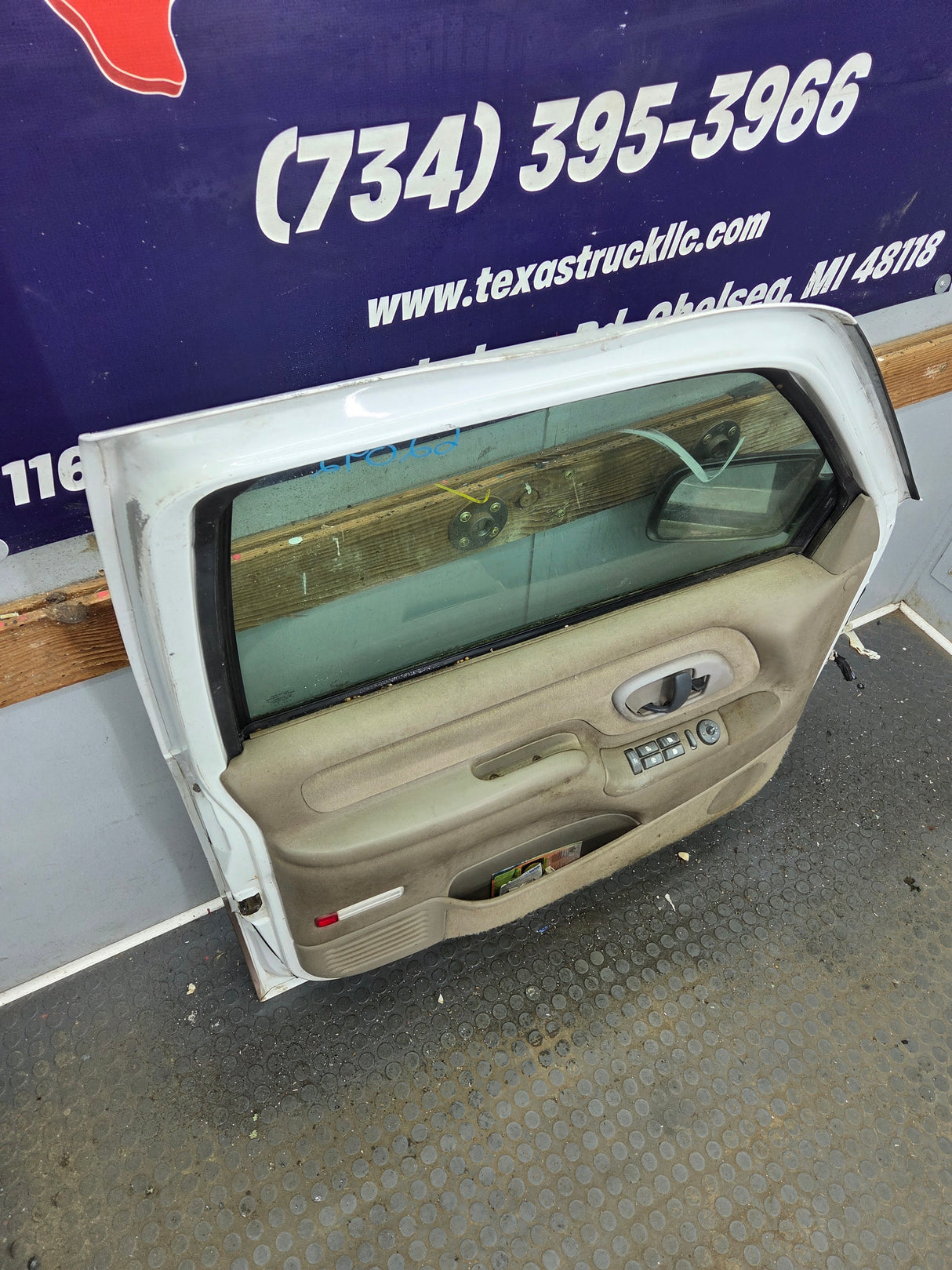 1988-2000 Chevrolet Silverado Suburban GMC Sierra LH Front Driver Side Door
