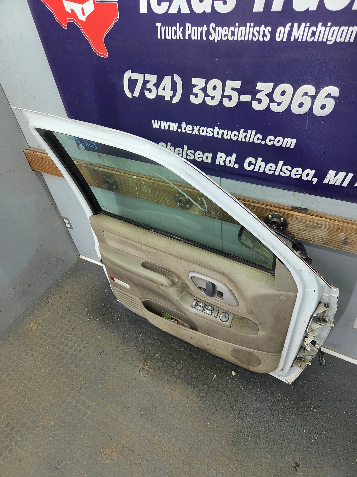 1988-2000 Chevrolet Silverado Suburban GMC Sierra LH Front Driver Side Door